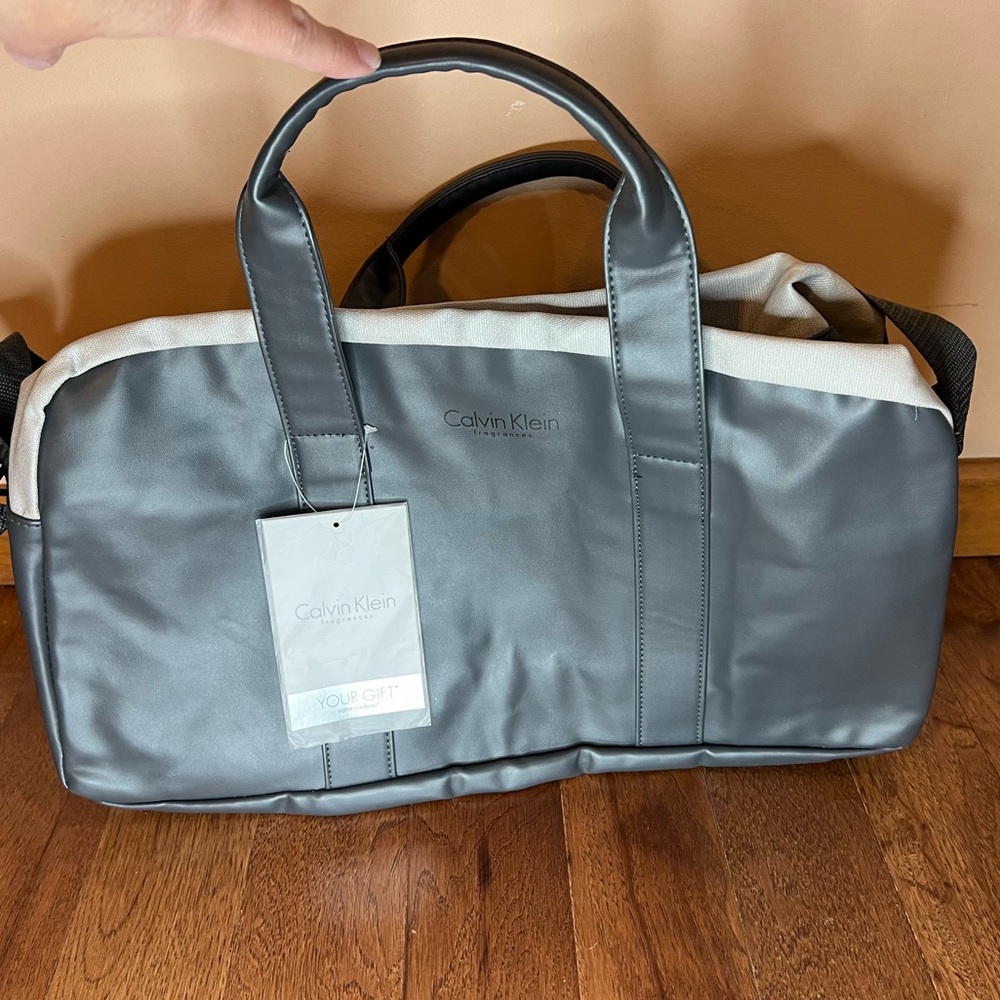 CALVIN KLEIN GREY DUFFLE BAG B51